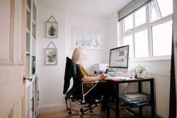 Mature woman with grey hair working from home 0yDdqb