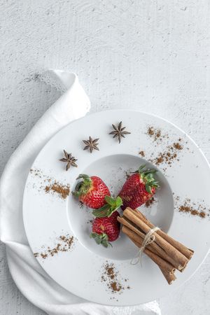 Strawberries with cinnamon and mint