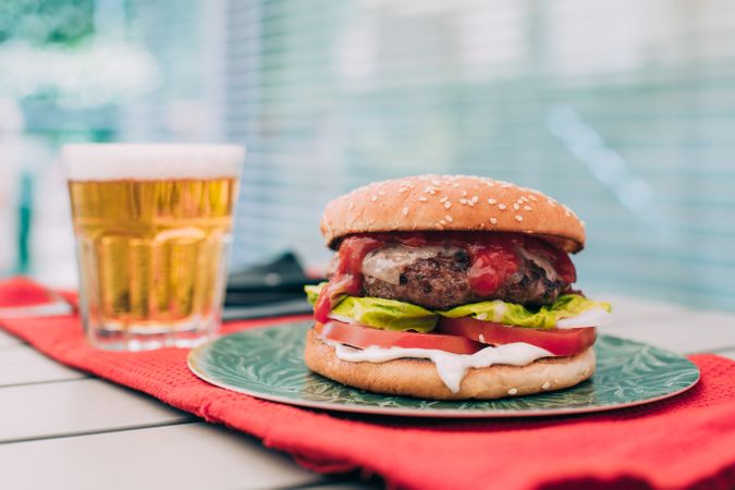 Cheeseburger with lettuce and tomato