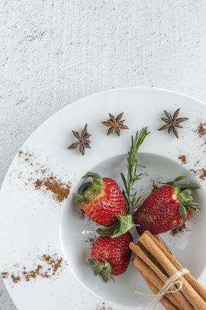 strawberries with cinnamon and mint
