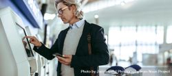 Business traveler using self-service airport check-in 42qq75