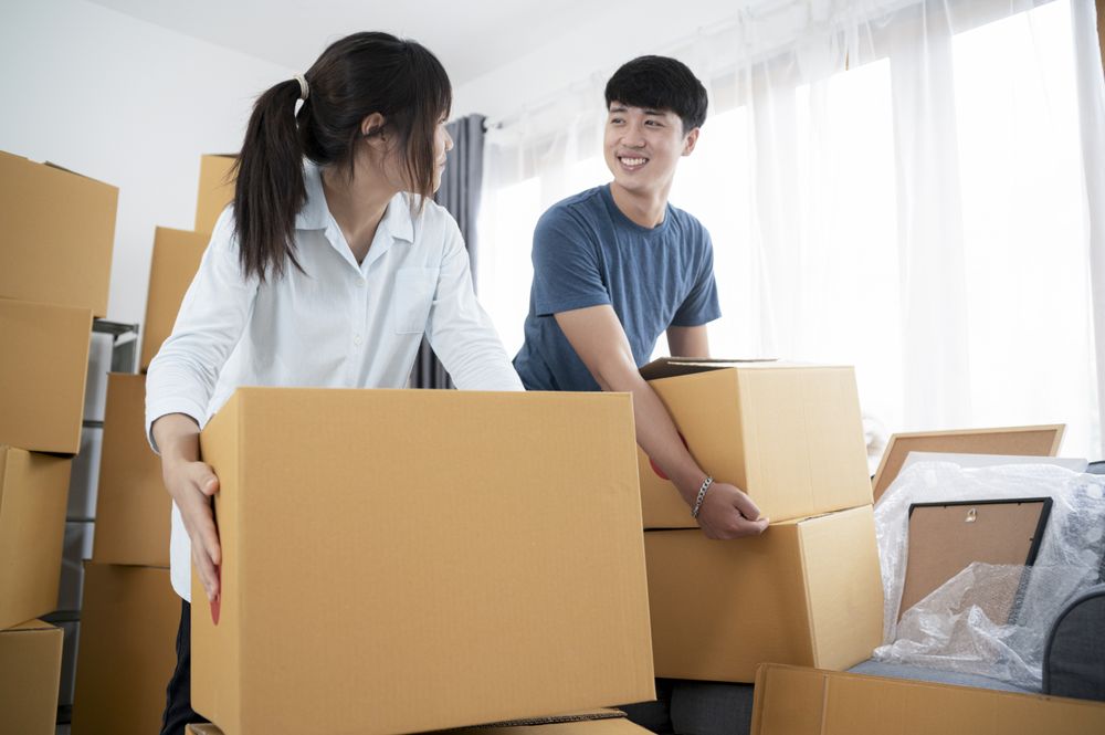 A young couple moves to a new house.