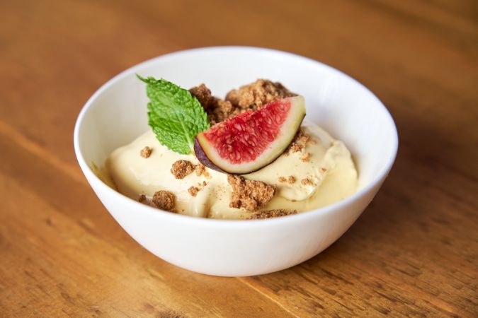 Bowl with prickly pear mousse with gofio crumble