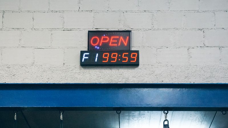 Time marker on the wall of a gym