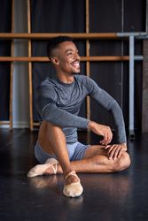 Photo portrait of a male dancer with sport clothes and slippers and ballet in a dance academy