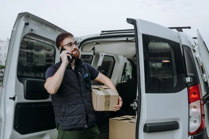 Courier phoning client for delivery completion