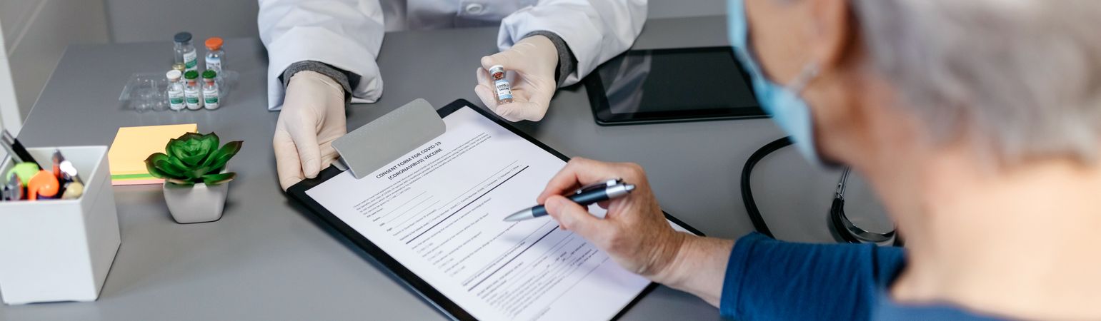 Doctor explaining to her patient the benefits and risks of the coronavirus vaccine