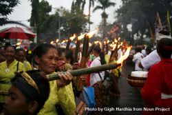 Group of Indonesian Hindu women with torches marches during Nyepi day 48jBk0