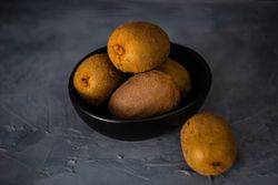 Bowl of whole kiwi fruits