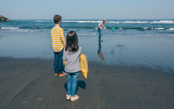 Volunteers taking garbage out of the sea