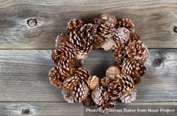 Christmas pine cone wreath on aged Wood 4Nqer5