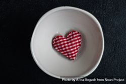 Bowl with felt heart decoration 49mmAy