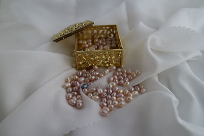 Gold jewelry box with freshwater pearls, on satin