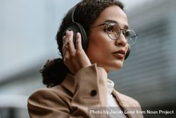 Female executive listening to music on headphones 5kQLQb