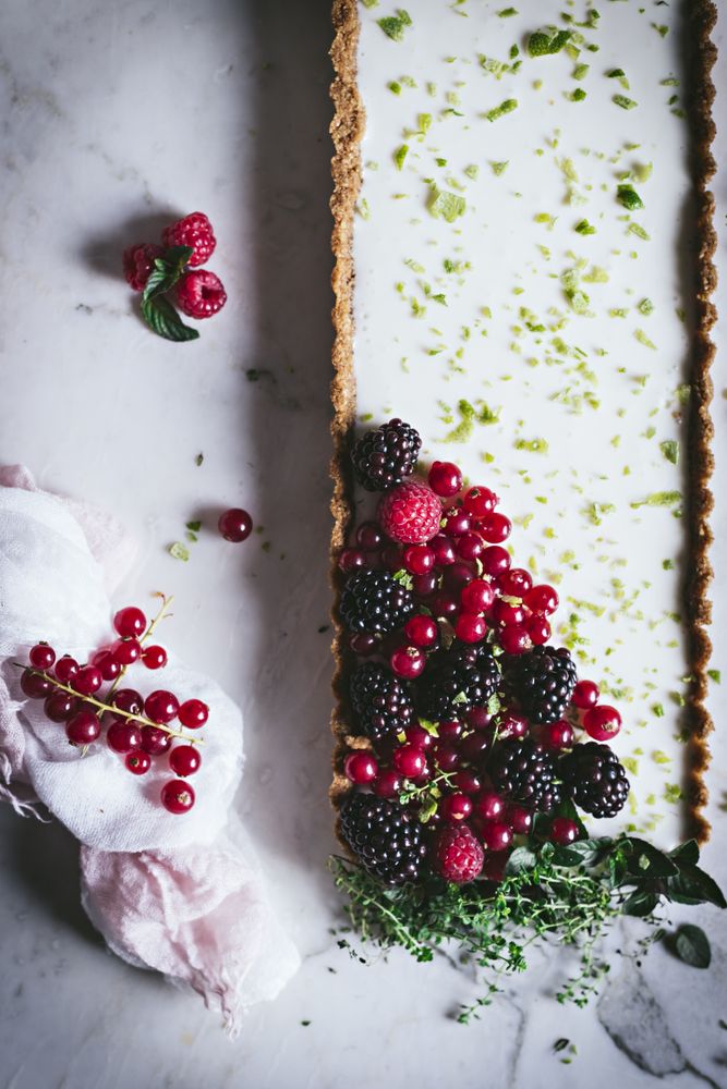 Lime pie with berries