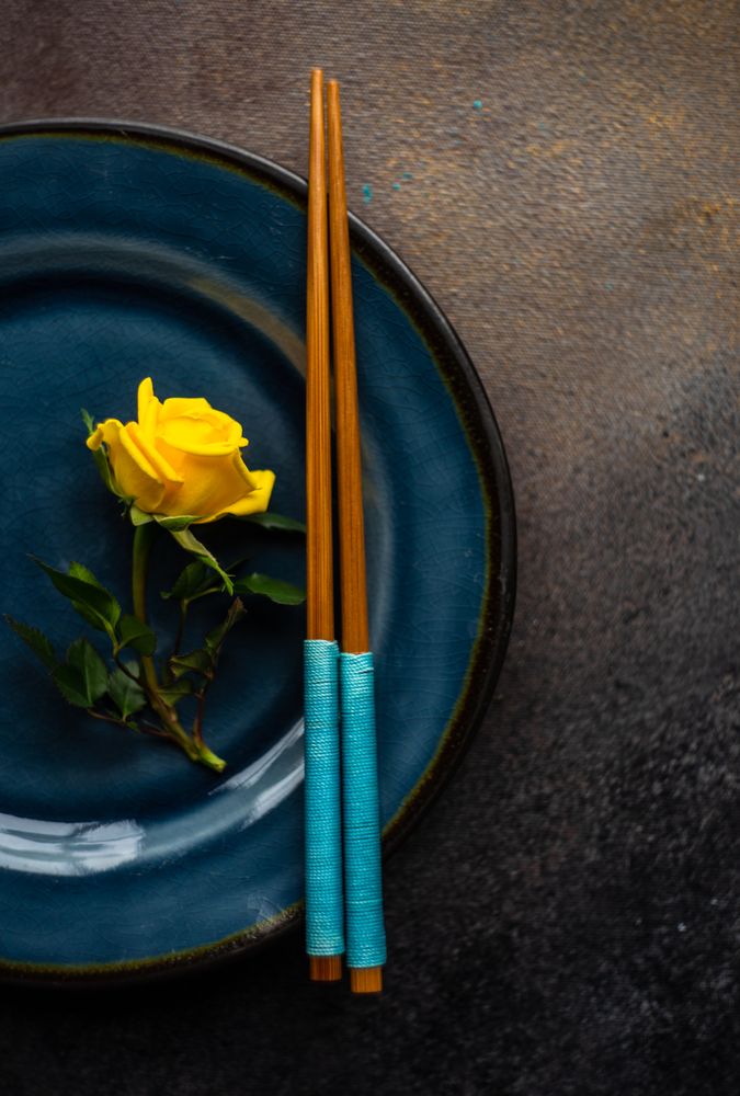 Navy table setting with yellow roses