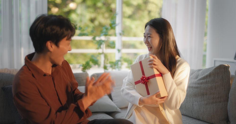 Boyfriend Asks His South Korean Partner to Close Her Eyes and Gifts a Box to Her.