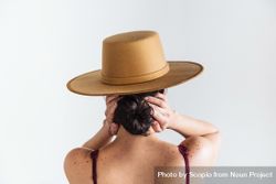 Backside of woman in brown fedora hat 5a8980