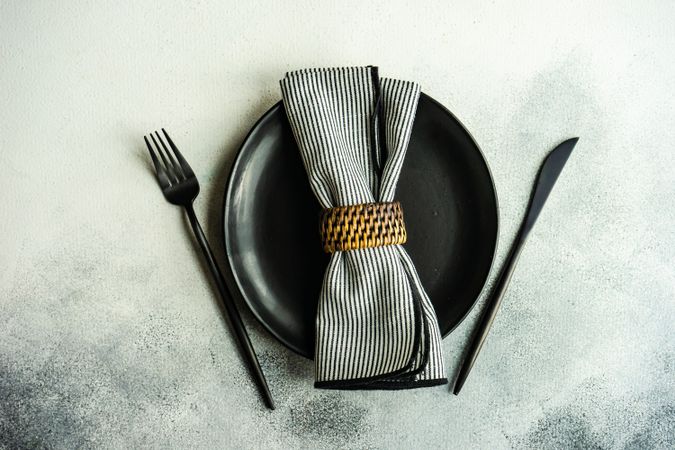 Minimalistic b&w table setting