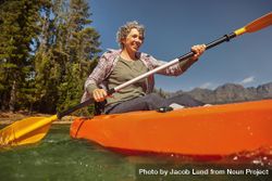 Portrait of woman paddling in a lake 4ZaxA5