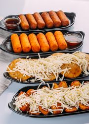 Combinations of Venezuelan dishes, served as starters, tequeños, sweet arepas with cheese and fried plantain with cheese