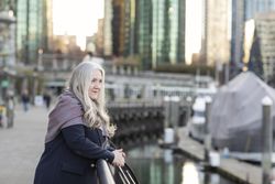 Business woman leaning on a railing