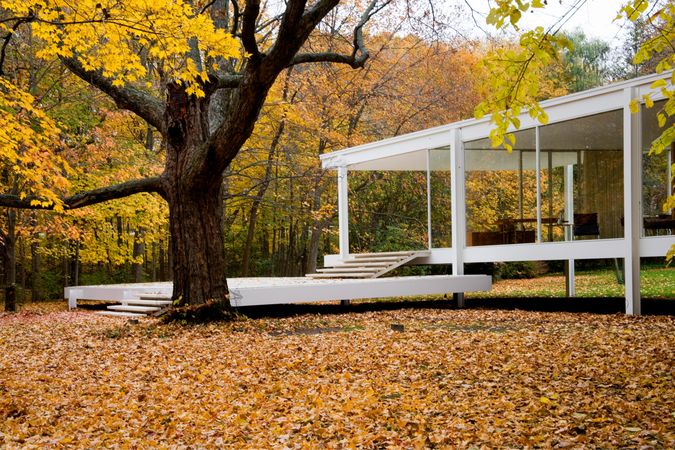 View of architect Mies van der Rohe's classic modernist Farnsworth House, Plano, Illinois
