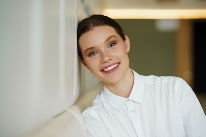 Young woman in elegant clothes leaning on a cafeteria