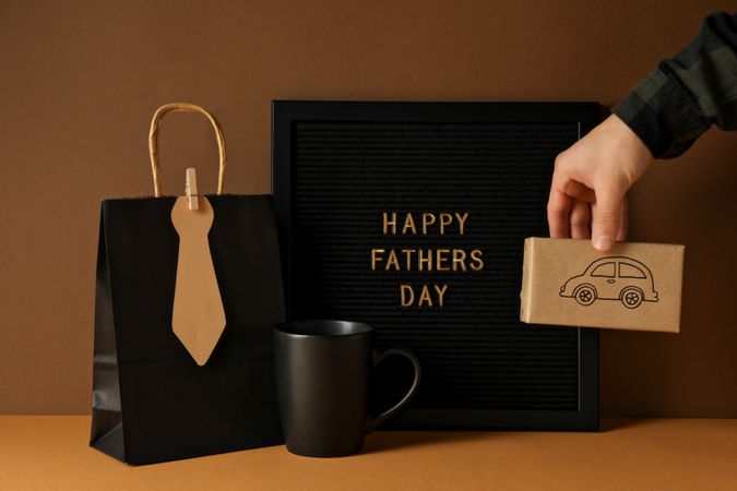 Inscription on a board for Father's Day, on an orange background.