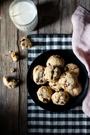 Plate with vegan cookies with chocolate chips