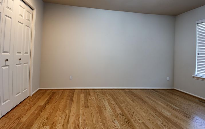Red oak floor in empty bedroom