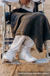 Person sitting on wheelchair in close-up 5avdK4