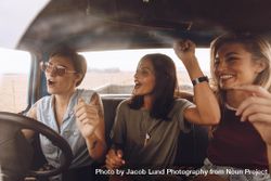 Group of women having fun in the car 5oJO80
