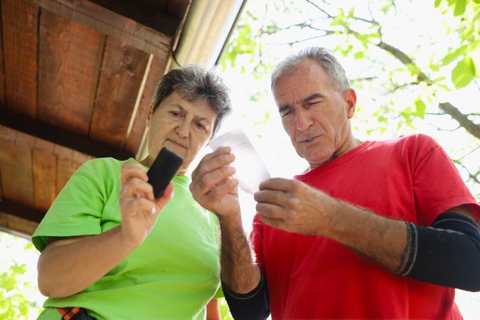 Mature couple looking through the how-to sheet.