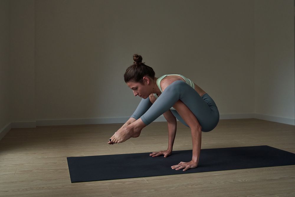 Sportswoman in Firefly pose with legs bent in club