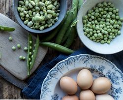 Cooking of green peas with eggs