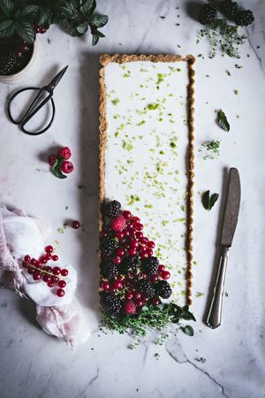 Lime pie with berries