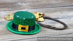 Close up of lucky hat for St Patrick on rustic wood 0KXoz5