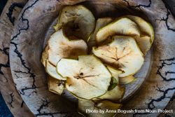 Dried apple chips in rustic bowl 5kRrlo