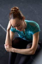 Photo portrait of dancer in sports clothes and ballet shoes in a dance academy