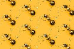Rows of gold bauble snowman with splashes paint