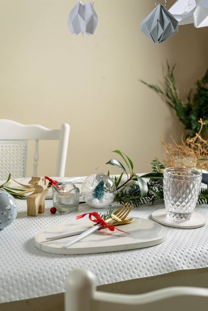 Table set gold at Christmas