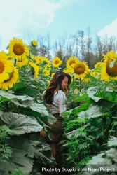 Woman standing in sunflower field 5ryNn0