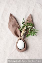 Napkin in rabbit ear shape with egg in center bxLjab