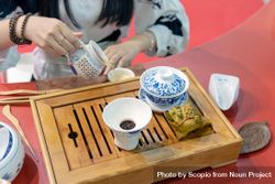 Woman performing Chinese tea ceremony bDWny4