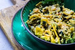 Georgian lobio in green dish