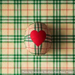 Easter egg in green tartan with heart 4MlLl5