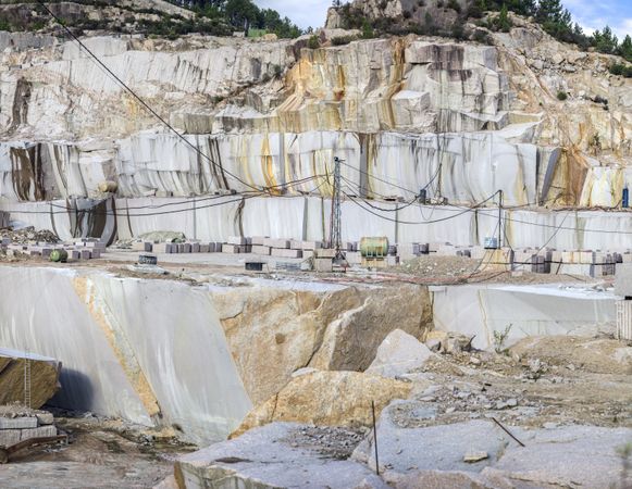 Block and heavy machinery in quarry