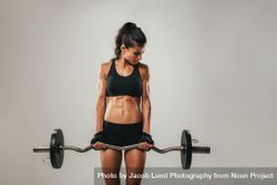 Female athlete strengthening biceps 5qkPR1