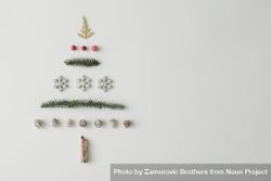 Christmas tree made of various natural winter things 0JgOl5